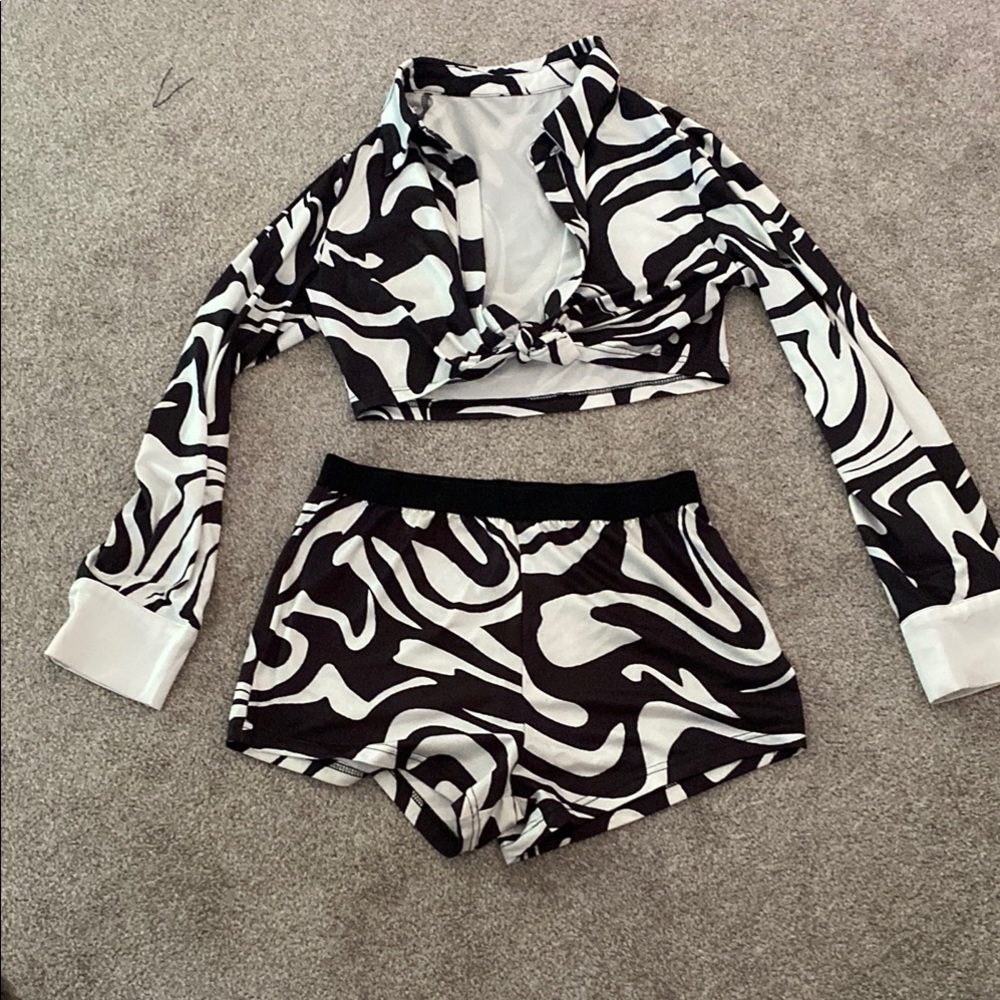 Stylish Black and White abstract print Short Set tie front (No Buttons)